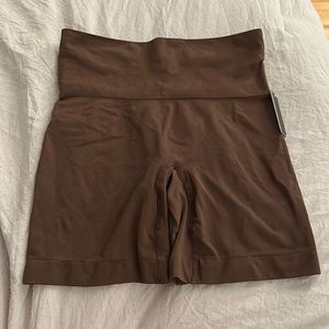 SKIMS Seamless Sculpt Shorts - BRAND NEW/NEVER WORN